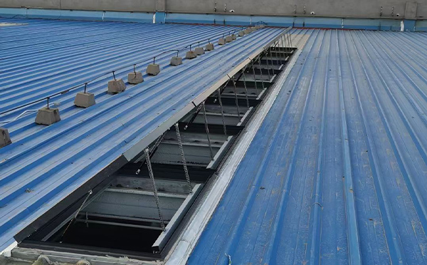 某城市大型商业综合体中庭商南排烟窗工程