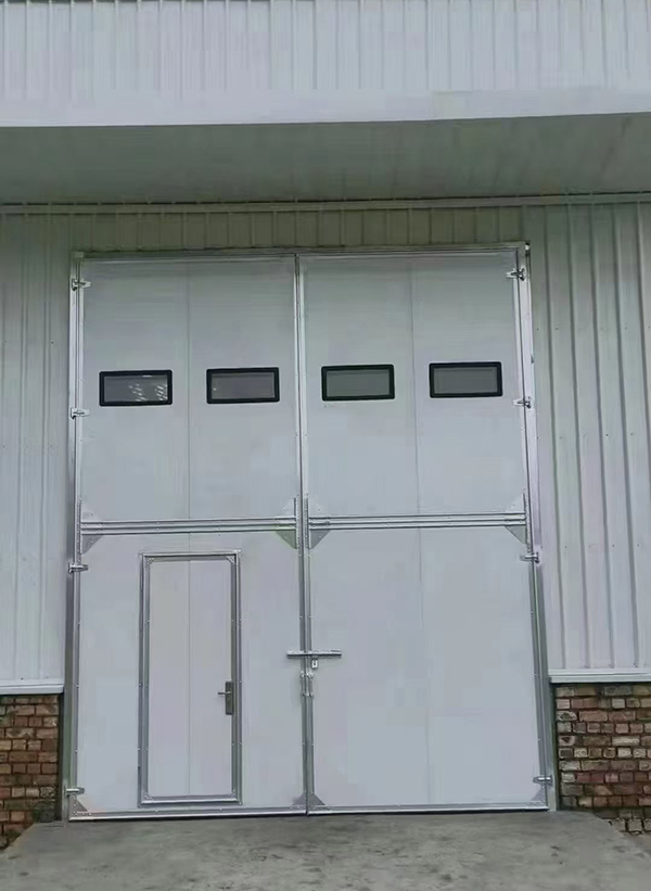 商南工业门在设备装配车间出入口的实施记录